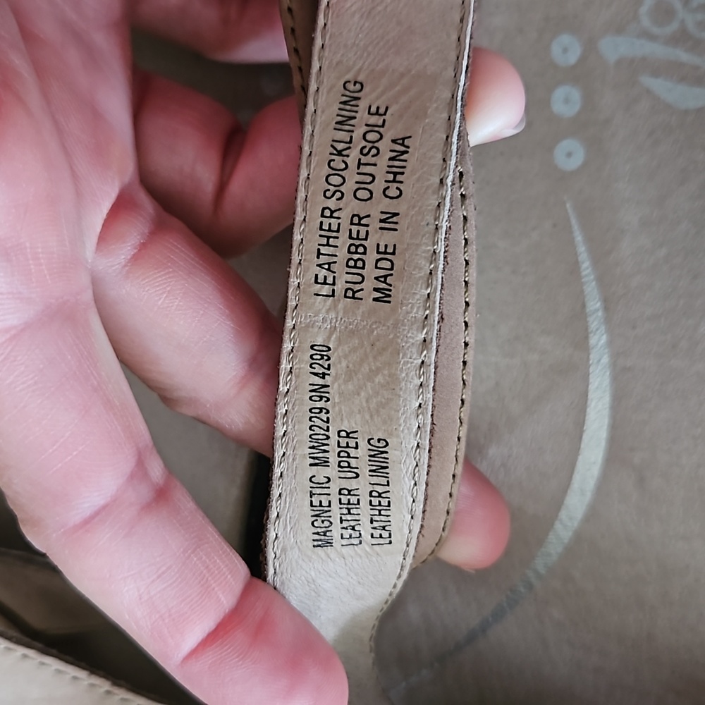 Women's size 9 Neutral Abeo tan sandals - Picture 3 of 10